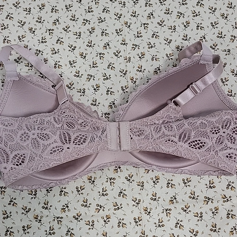 Elegant Lace Bralette in Lavender - Picture 2 of 3